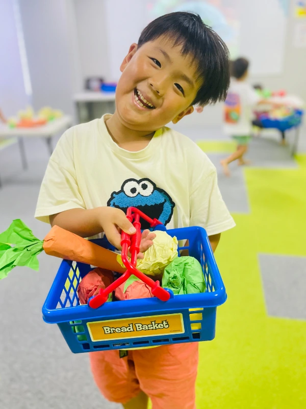 英語プリスクールでごっこ遊びを楽しむ子ども
