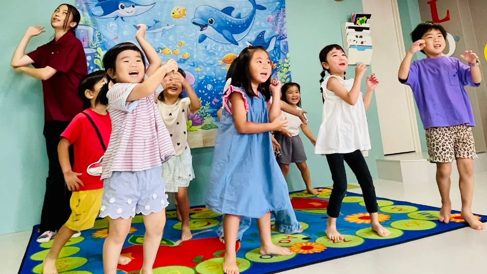 英語リトミックで音楽に合わせて体を動かすプレスクールの子どもたち