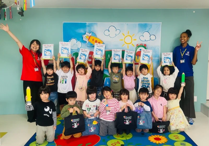 茨木市の英語イマージョンクラスで教材を使って学ぶ子どもたち